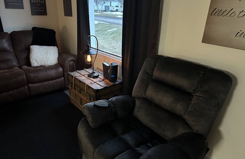 L'Anse House | The Black House - 3 Beds - 2 bed rooms - laundry room ~ Close To Fishing!