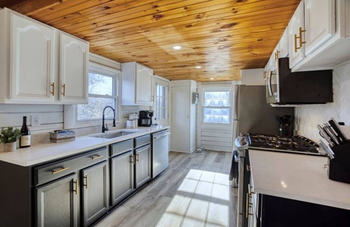 Fredericksburg Cabin | The Black Log Cabin - Hot Tub & Game Room