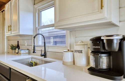 Fredericksburg Cabin | The Black Log Cabin - Hot Tub & Game Room