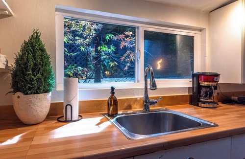 Guerneville Cabin | The Black Nest~Elegant Redwood Sanctuary w/5 Stars! WIFI/HotTub/Pup