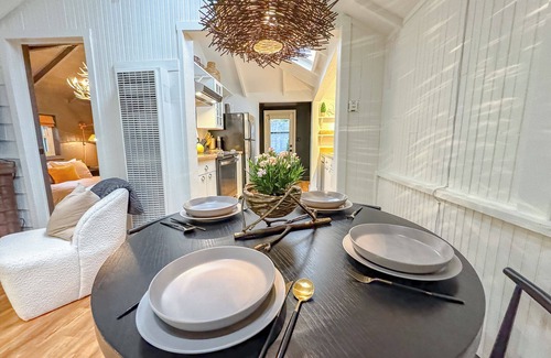 Guerneville Cabin | The Black Nest -Trendy & Charming Redwood Retreat! 5 Star! WIFI/HotTub/Pup