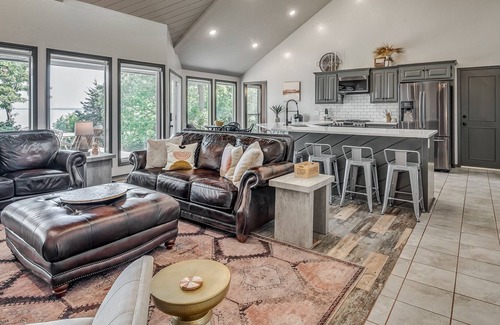Eufaula House | The Blondie = Waterfront + Splash of FUN!