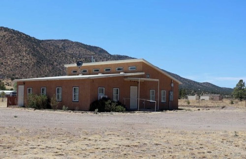 San Lorenzo House | The Blue Crane Lodge is a beautiful 3-bdr house in the magical Mimbres Valley