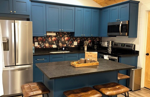 Franklin Cabin | The Blue Door- Beautiful Mountain and Sunset Views-Perfect Fall Getaway