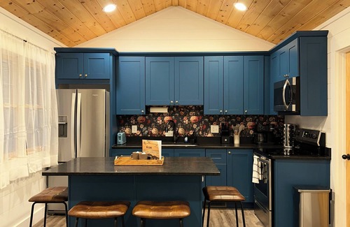 Franklin Cabin | The Blue Door- Beautiful Mountain and Sunset Views-Perfect Fall Getaway