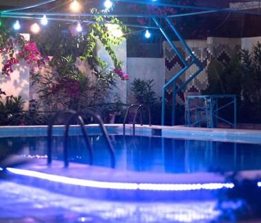 Al-'Amriyah Villa | The blue Getaway family villa with XXL pool and AC