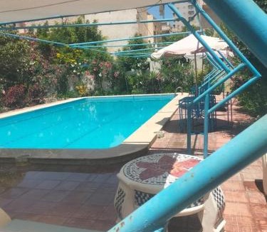 Al-'Amriyah Villa | The blue Getaway family villa with XXL pool and AC