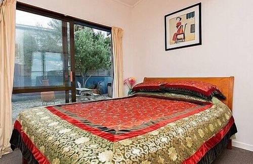 Papamoa Beach Cottage | The Blue House - Papamoa Holiday Home