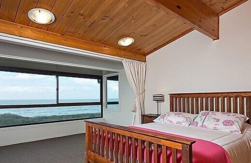 Papamoa Beach Cottage | The Blue House - Papamoa Holiday Home