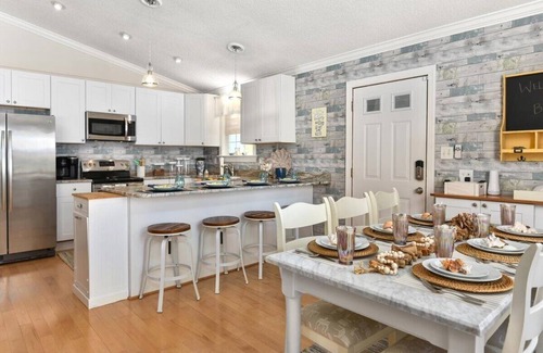 Caine Woods House | The Blue House! Walk to the Beach! FirePit-Bikes-PingPong- Fully Fenced Yard!