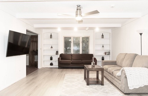 Overland Park House | THE BLUE ROYALE PALMS - Spacious, Clean House & Luxury - 1 Gig Wifi/ Sauna