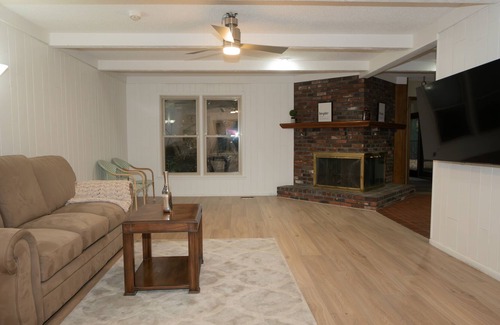 Overland Park House | THE BLUE ROYALE PALMS - Spacious, Clean House & Luxury - 1 Gig Wifi/ Sauna