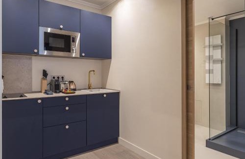 Faubourg-du-Roule Apartment | The Blue Suite on Champs Elysées Avenue