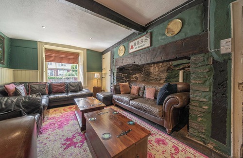 Bishops Castle Cottage | THE BOARS HEAD PUB, pet friendly, with hot tub in Bishop's Castle