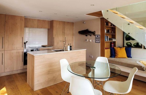 South Cerney Apartment | The Boathouse | Romantic Glass Lodge + Hot Tub