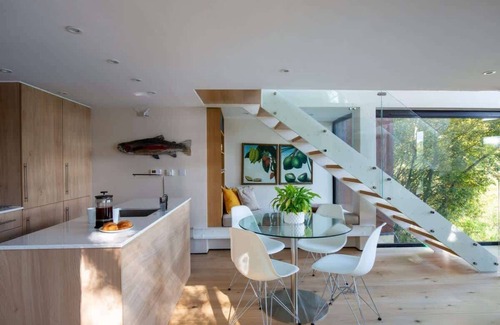 South Cerney Apartment | The Boathouse | Romantic Glass Lodge + Hot Tub