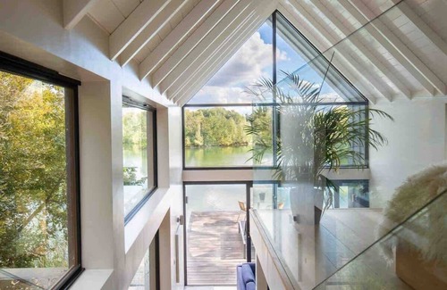 South Cerney Apartment | The Boathouse | Romantic Glass Lodge + Hot Tub