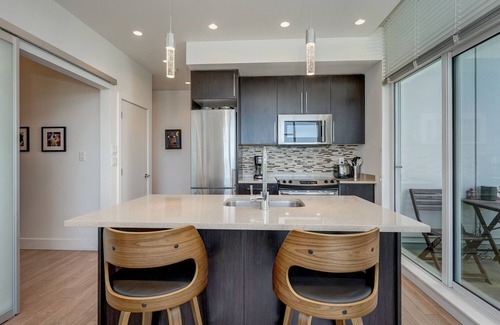 Harris Green Condo | The Bohemian, min 30-Day Stays with Breathtaking Views and Home Office!
