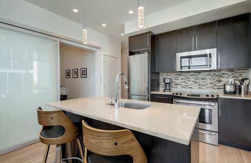 Harris Green Condo | The Bohemian, min 30-Day Stays with Breathtaking Views and Home Office!