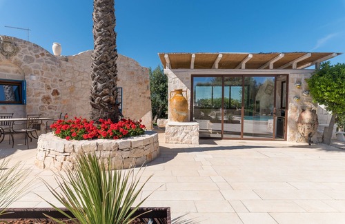 Ostuni Villa | The Borgo del Trullo Magno: wood-fired oven, jacuzzi.