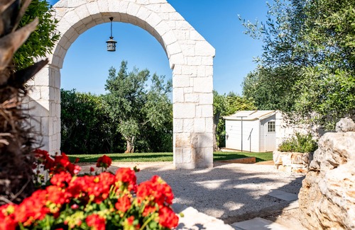 Ostuni Villa | The Borgo del Trullo Magno: wood-fired oven, jacuzzi.
