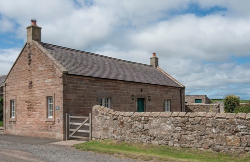 Berwick-upon-Tweed Apartment | The Bothy at Cheswick - Sleeping 2 Guests in 1 Bedroom
