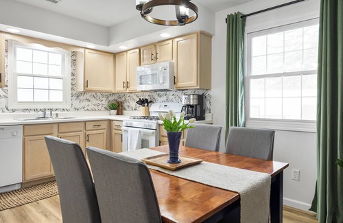 Bloomington Condo | The Bougie Bloomington - Charming 2-bedroom condo in Bloomington