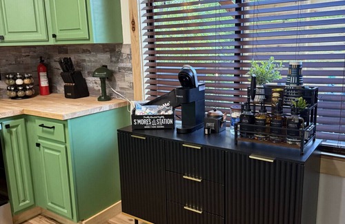 Creola Apartment | The Brady Retreat|Hot tub|Pool