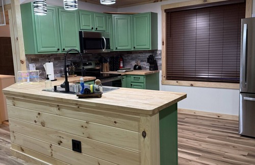 Creola Apartment | The Brady Retreat|Hot tub|Pool