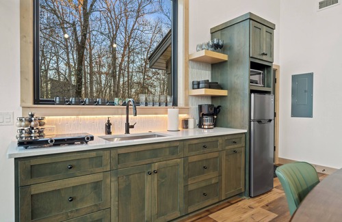 Hot Springs Cabin | The Bramble Treehouse, Hot Tub, Sleeps 2