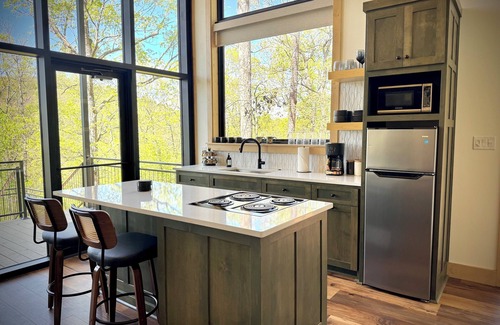 Hot Springs Cabin | The Bramble Treehouse, Hot Tub, Sleeps 2