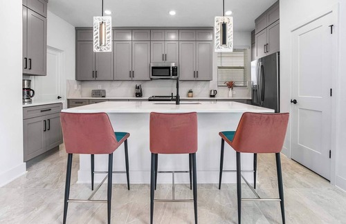 Florida Center House | The Breathtaking | NEW Villa w/Luxe Suites, Pool, Game Loft - Mins to Universal