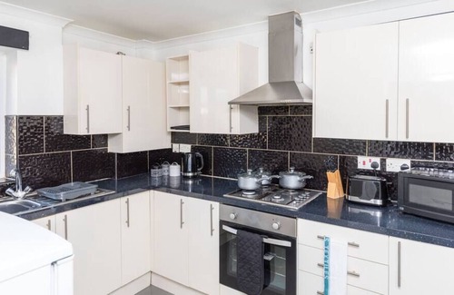 Crawley City Centre Condo | The Broadwalk Apartment
