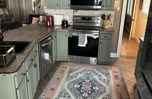 Bethel House | The Brook Cottage ~ Cozy & Dog Friendly!