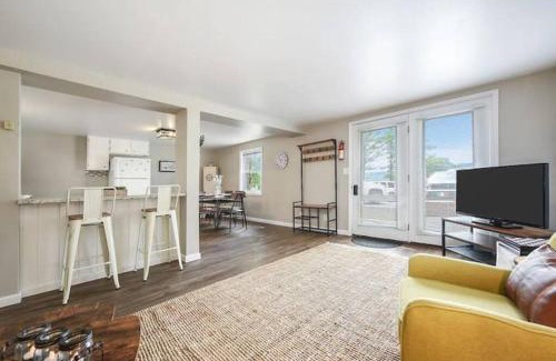 McHenry House | The Bumble Bee Hive 7-Bedroom House w/Hot Tub