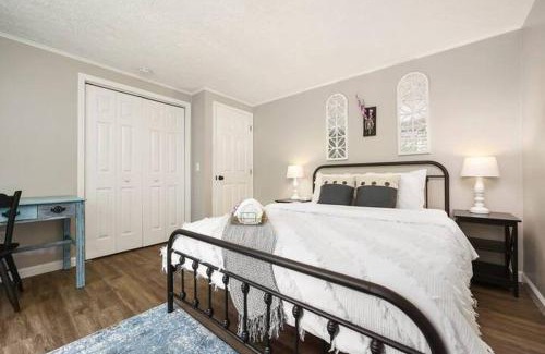McHenry House | The Bumble Bee Hive 7-Bedroom House w/Hot Tub