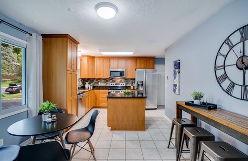 Burnsville House | The Burnsville Beauty sleeps up to 21 and is centrally located 2 The Twin Cities