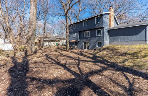 Burnsville House | The Burnsville Beauty sleeps up to 21 and is centrally located 2 The Twin Cities