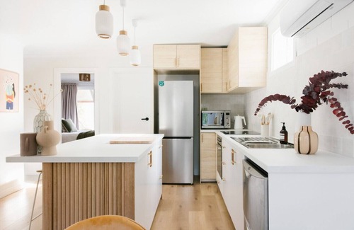 Kingston Park Apartment | The Byron - Luxury Seaside Stay I Wifi I Nespresso