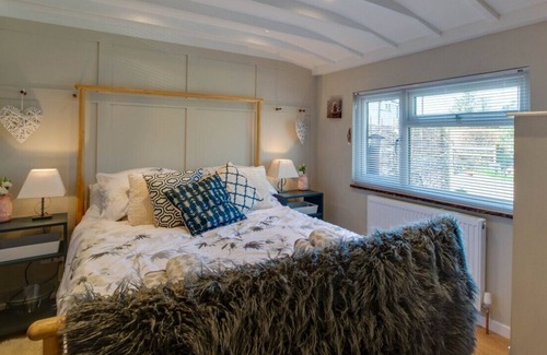 Garn Fadryn House | The Cabin at Bragdy - One Bedroom House, Sleeps 2