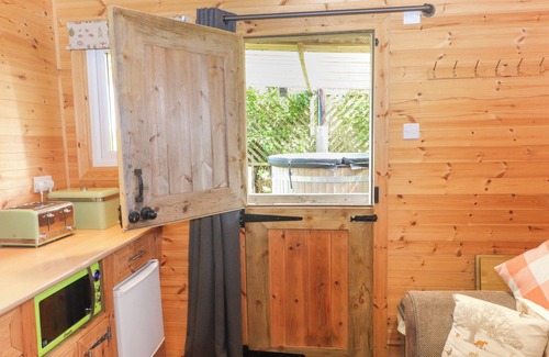 Amlwch Cottage | THE CABIN, pet friendly, with hot tub in Amlwch