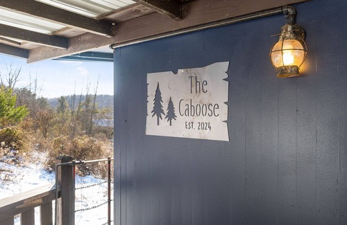 Creola House | The Caboose + Pickleball l Hot Tub l Private Trail