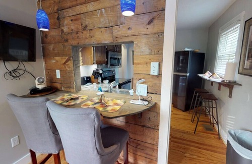 Prestonia House | The Camp Taylor Cottage Close to Airport/Downtown