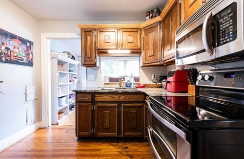 Prestonia House | The Camp Taylor Cottage Close to Airport/Downtown