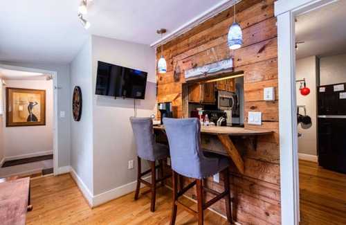Prestonia House | The Camp Taylor Cottage Close to Airport/Downtown