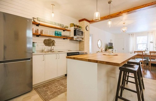Saskatoon House | *The Canary! Minutes to downtown and river!*
