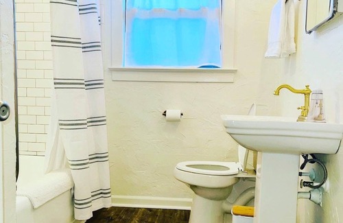 Mid City South Cottage | The Capitol Cottage -perfect for any stay in Baton Rouge! 2BR location location