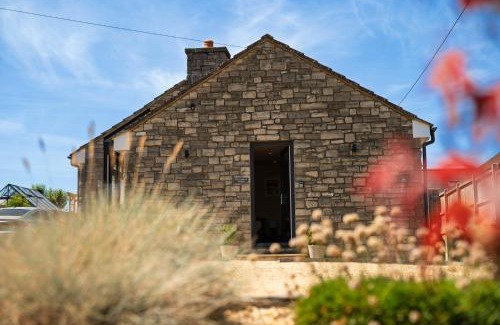 Puncknowle Apartment | The Captain's Retreat, Quiet 1 Bed Dog Friendly