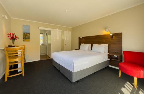 Russell Hotel | The Captains Motel