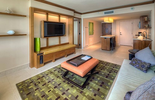 North Beach Apartment | The Carillon Hotel One Bedroom with Two Queen Beds, Great Ocean and Beach View